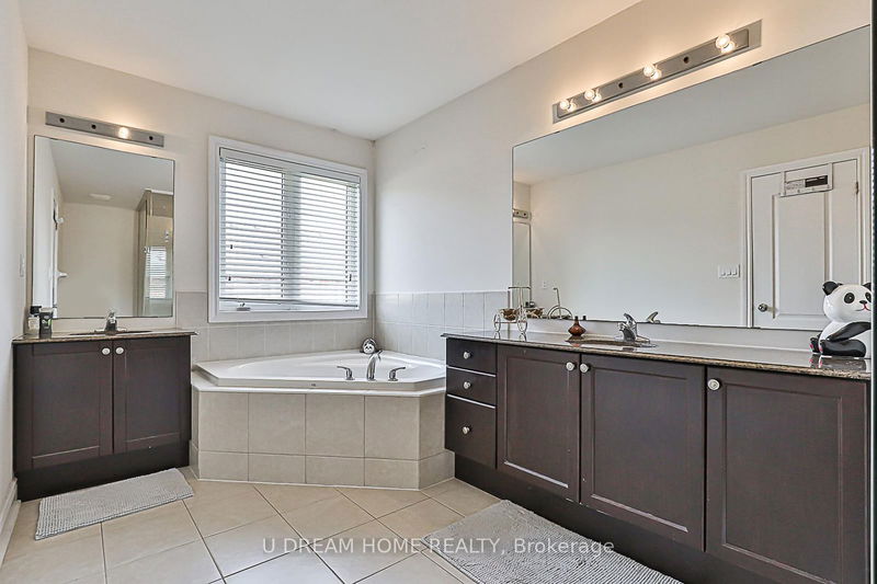 1015 Ralston Cres  Newmarket, L3X 3H8 | Image 22