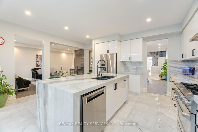 7 Byblos Crt  East Gwillimbury, L6N 0T3 | Image 10