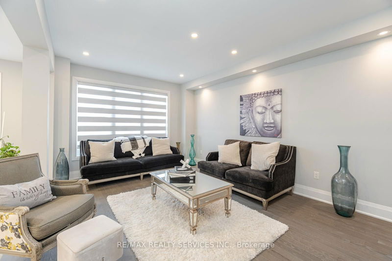 7 Byblos Crt  East Gwillimbury, L6N 0T3 | Image 17