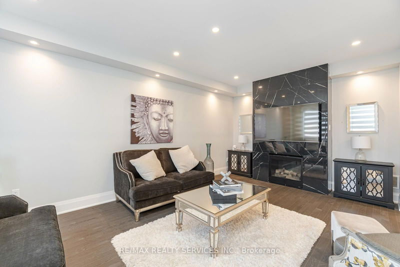 7 Byblos Crt  East Gwillimbury, L6N 0T3 | Image 18