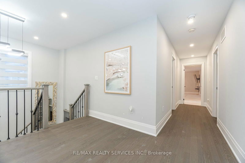 7 Byblos Crt  East Gwillimbury, L6N 0T3 | Image 21