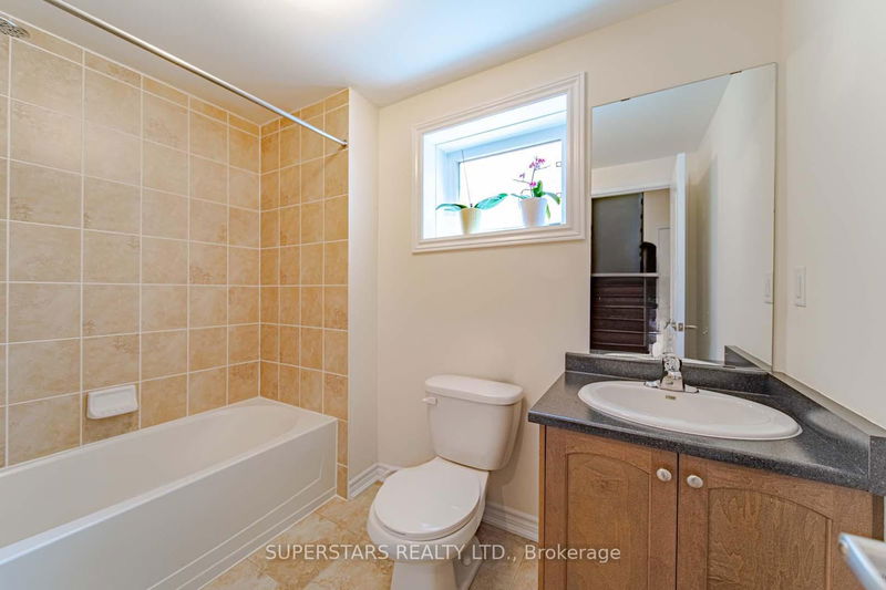 4 Living Cres  Markham, L6C 0T7 | Image 35