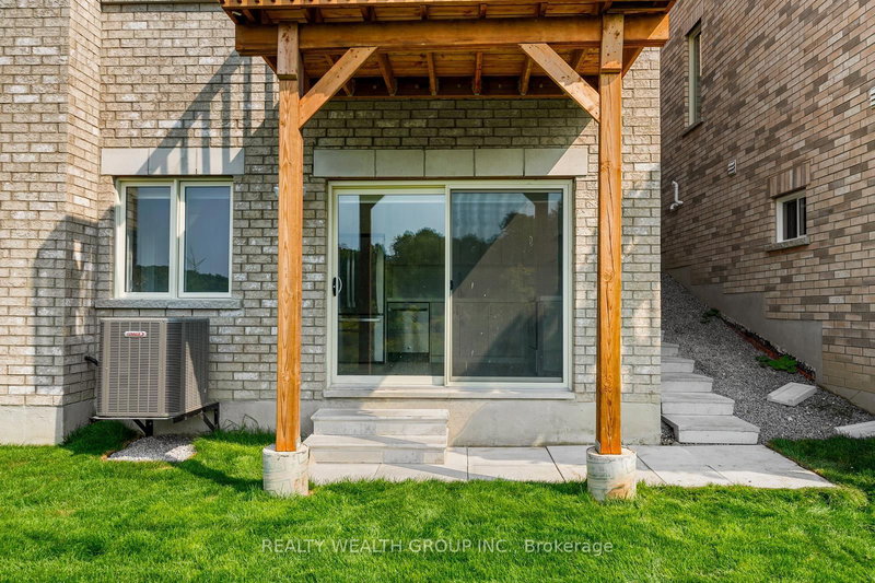 261 Seaview Hts S, East Gwillimbury, L0G 1R0 | Image 3