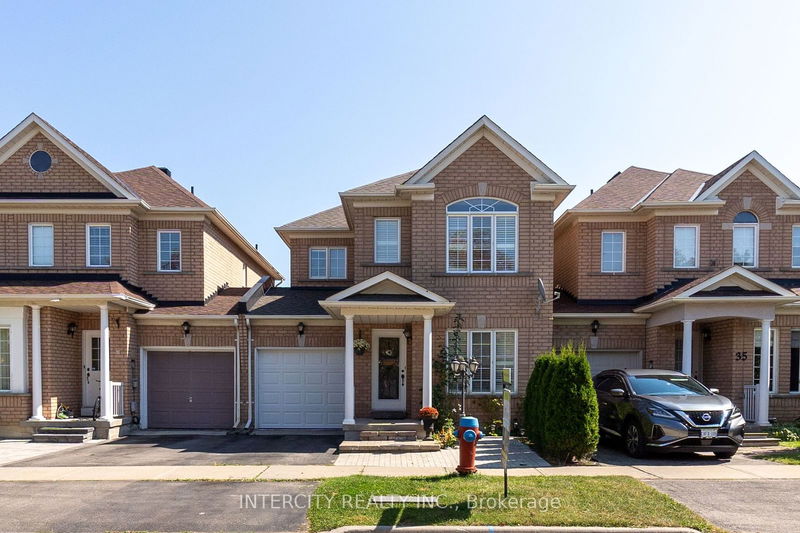 home for sale on 33 Walkview Crescent