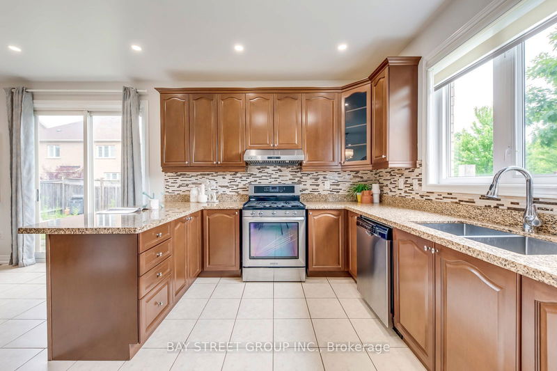 22 Dairy Ave  Richmond Hill, L4E 4X4 | Image 15