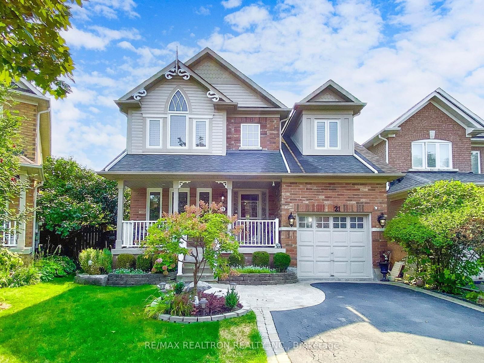 Building in 21 Watkins Glen Crescent