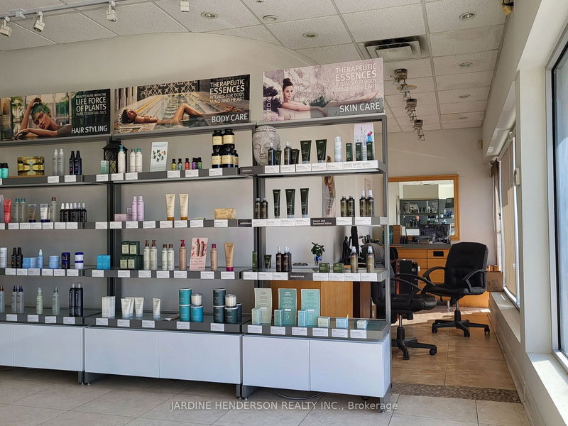 203-205 - 5892 Main St, Whitchurch-Stouffville, L4A 2S8 | Image 2