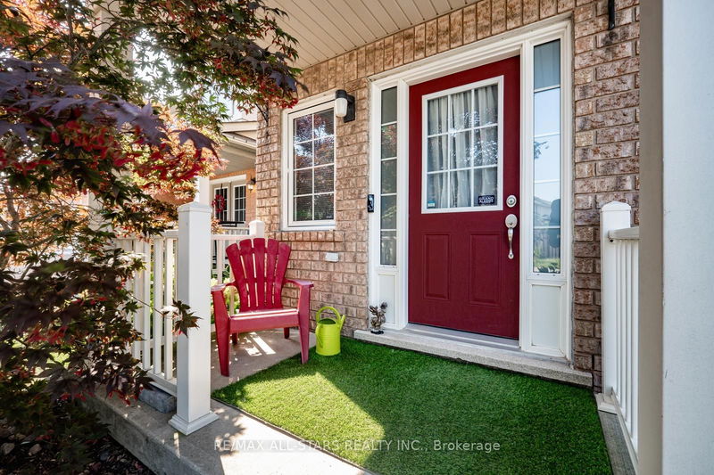 145 Dougherty Cres  Whitchurch-Stouffville, L4A 0A7 | Image 2