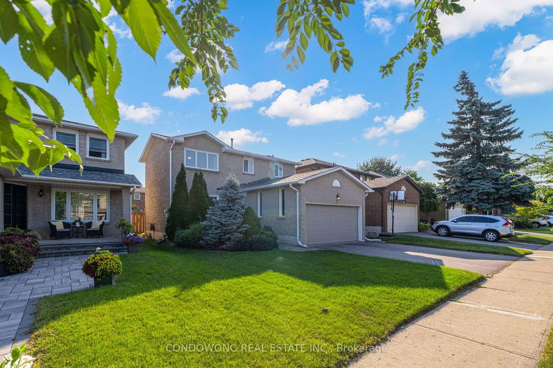 92 Houseman Cres  Richmond Hill, L4C 7S6 | Image 2