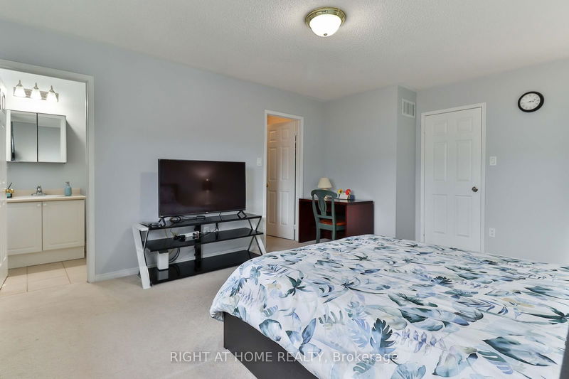 761 Joe Persechini Dr  Newmarket, L3X 2S6 | Image 30