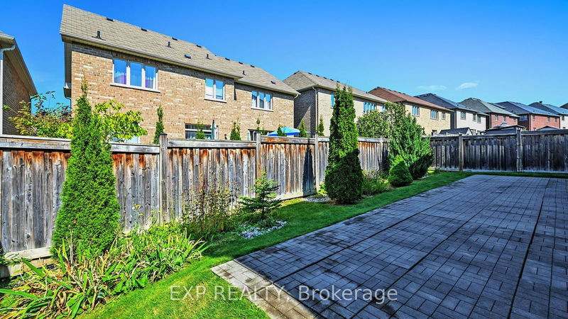 955 Ernest cousins Circ  Newmarket, L3X 0B7 | Image 32