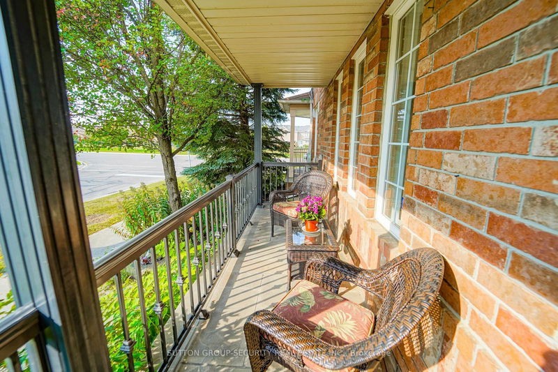 189 Baywell Cres  Aurora, L4G 7M8 | Image 2