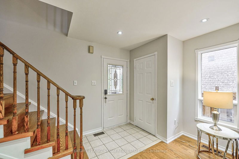 8 Hollidge Blvd  Aurora, L4G 7H2 | Image 3