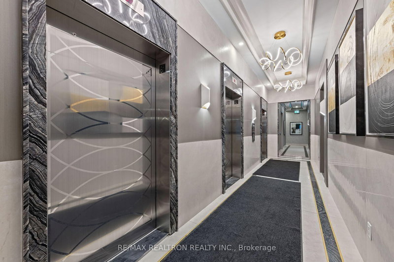 208 - 10 Gatineau Dr, Vaughan, L4J 0L2 | Image 3