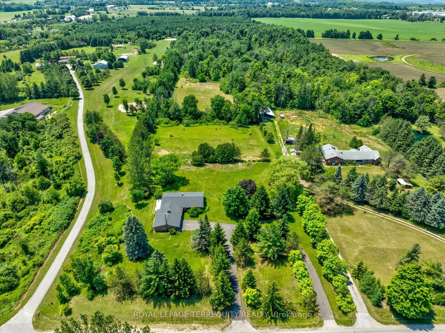 Building in 1098 15th Sideroad