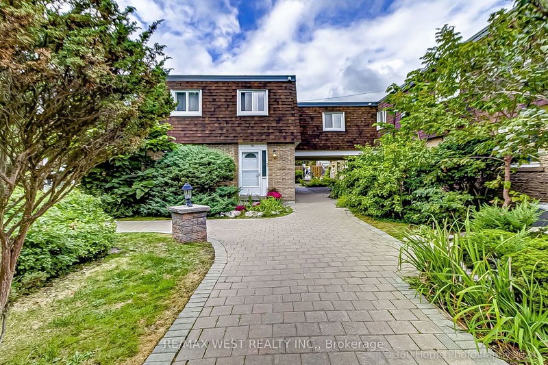 9 The Carriage Way  Markham, L3T 4V1 | Image 1