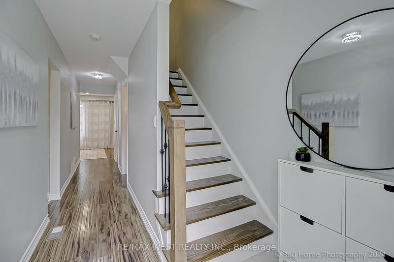 9 The Carriage Way  Markham, L3T 4V1 | Image 5