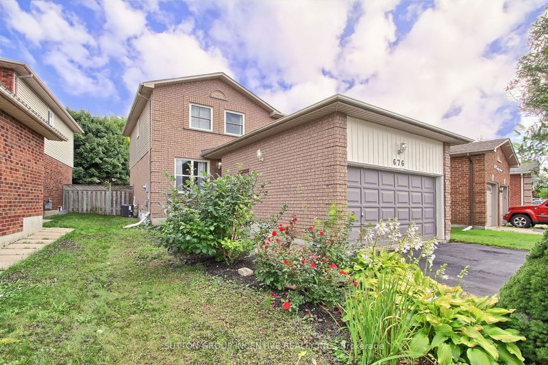 676 College Manor Dr  Newmarket, L3Y 8M1 | Image 2