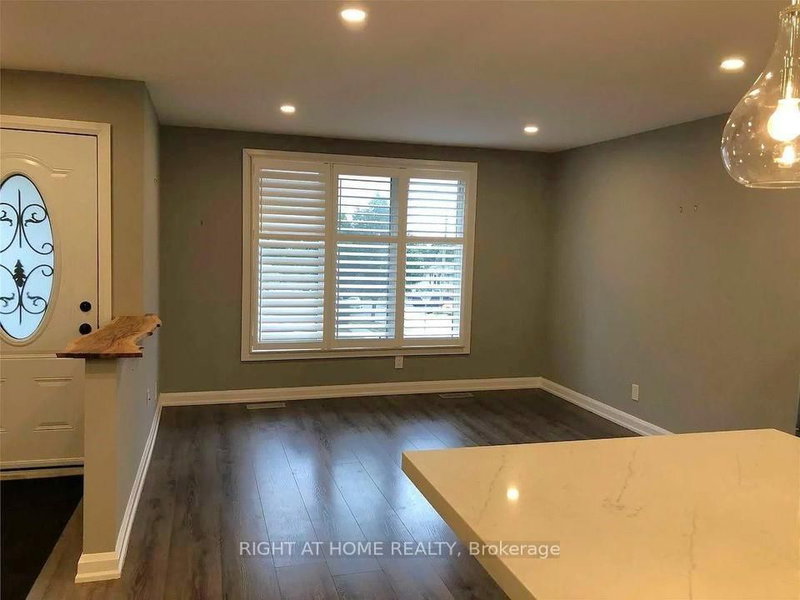 166 Collings Ave, Bradford West Gwillimbury, L3Z 1W1 | Image 2