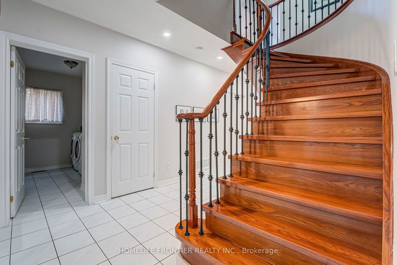 779 Best Circ  Newmarket, L3X 2H6 | Image 2