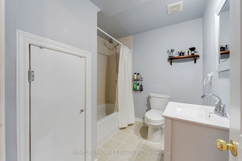 779 Best Circ  Newmarket, L3X 2H6 | Image 32