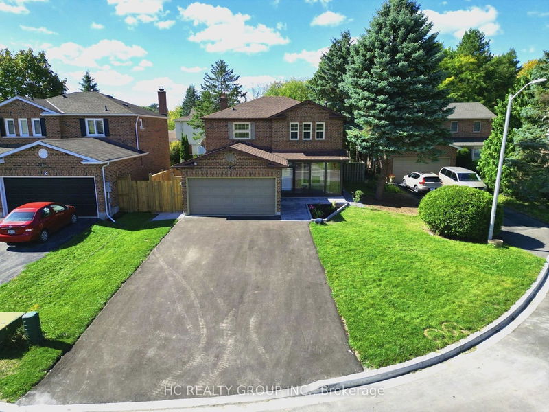 4 Teasdale Crt  Aurora, L4G 6C1 | Image 3