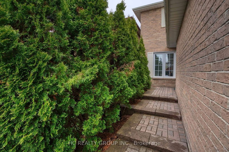 87 Lund St  Richmond Hill, L4C 5V3 | Image 2