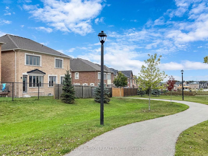 130 Frank Kelly Dr  East Gwillimbury, L9N 0V1 | Image 4