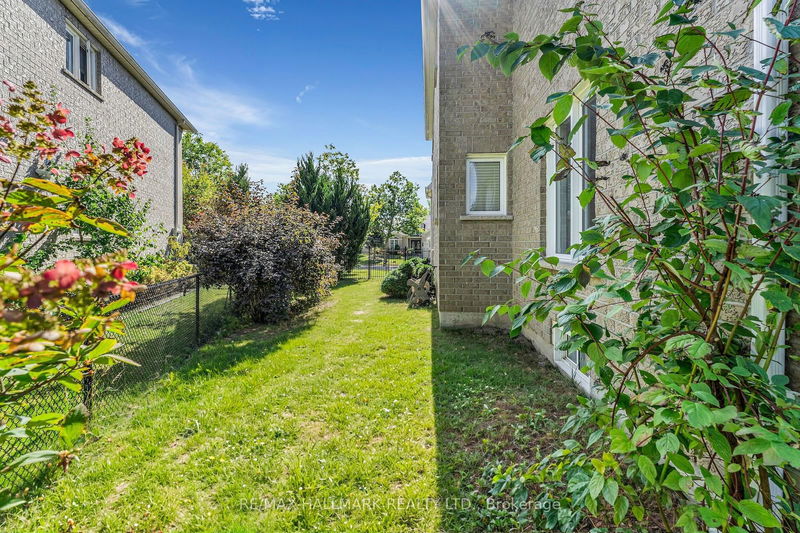 18 Queensborough Crt  Richmond Hill, L4E 4E4 | Image 34