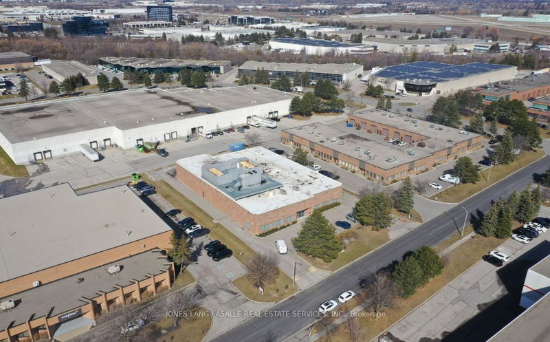 30 Sims Cres, Richmond Hill, L4B 2N9 | Image 3