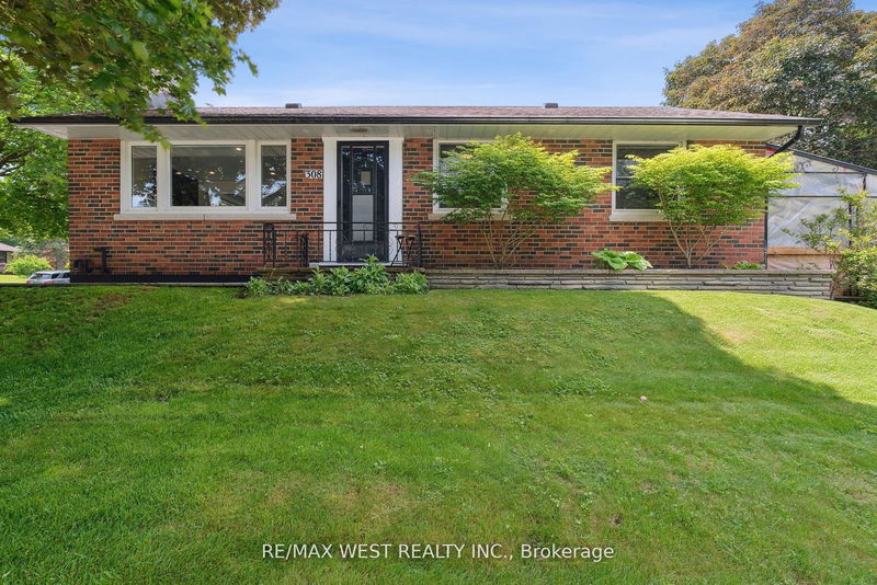 308 Donlin Ave  Newmarket, L3Y 4T6 | Image 1