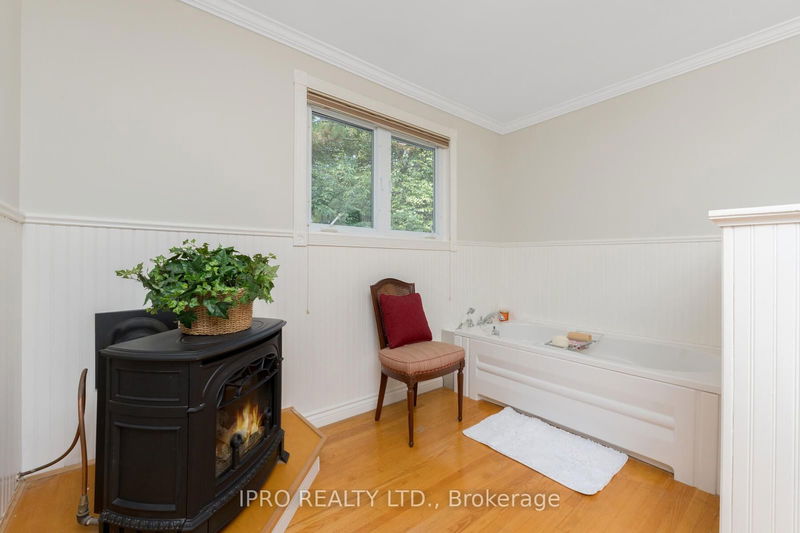 136 Golf Club Crt  Richmond Hill, L4C 5C9 | Image 23