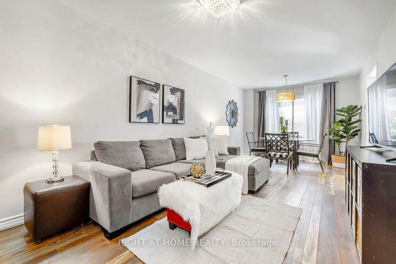 713 Caradonna Cres  Newmarket, L3X 1W5 | Image 2