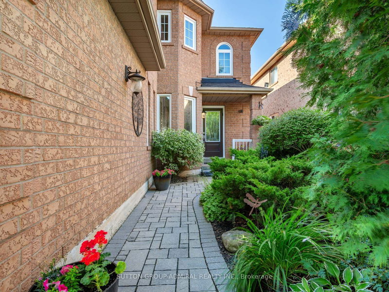 9 El Dorado St  Richmond Hill, L4C 0G9 | Image 2