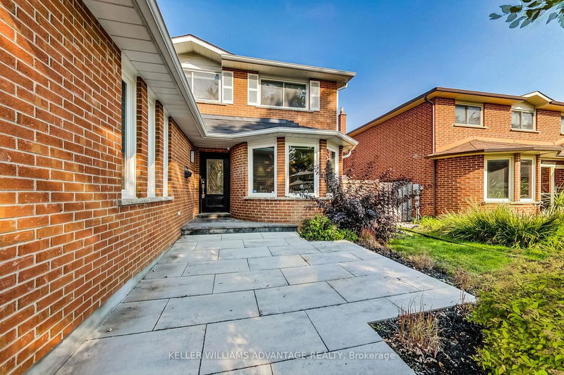 325 Buckingham Rd  Newmarket, L3Y 6K6 | Image 2