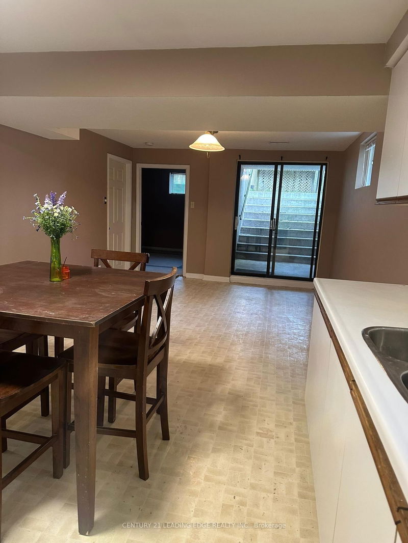 home for lease on 102 Geoffrey Crescent E