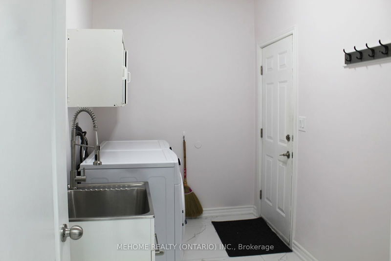 31 Chalone Cres  Vaughan, L4H 1V6 | Image 9