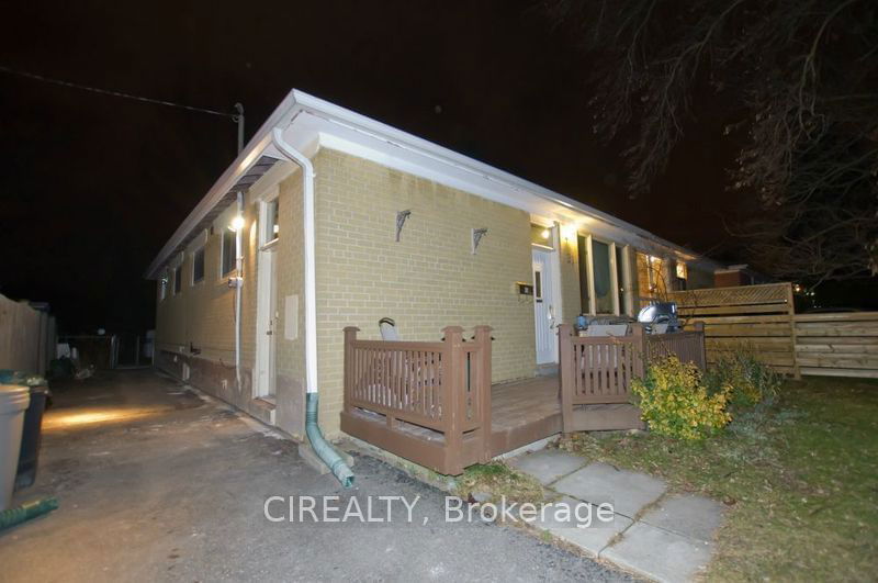 home for lease on Lower-31 Bailey Crescent