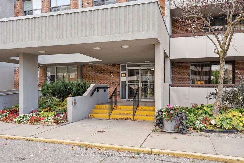  901 - 20 William Roe Blvd  Newmarket, L3Y 5V6 | Image 3