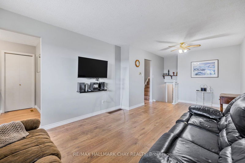 15 Turner Crt  Bradford West Gwillimbury, L3Z 2W3 | Image 5