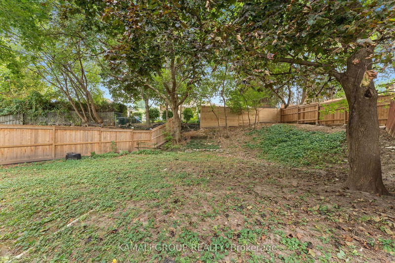 122 Longford Dr  Newmarket, L3Y 2Y5 | Image 2