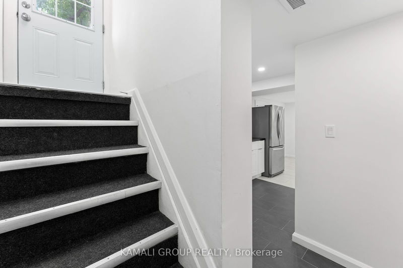 122 Longford Dr  Newmarket, L3Y 2Y5 | Image 23