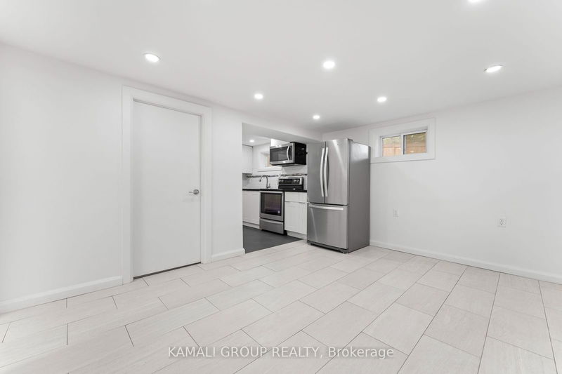 122 Longford Dr  Newmarket, L3Y 2Y5 | Image 26