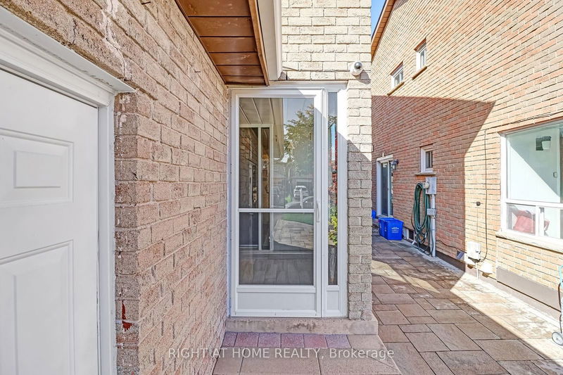 98 Upton Cres  Markham, L3R 3T4 | Image 3