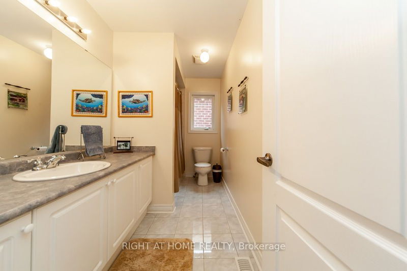 232 Karl Rose Tr  Newmarket, L3X 3J2 | Image 25