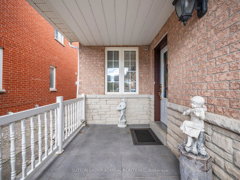 606 Heddle Cres  Newmarket, L3X 2J5 | Image 2