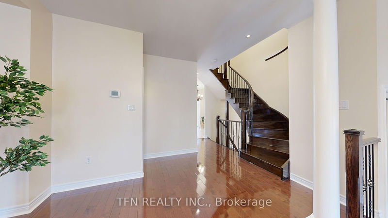 21 Wolf Creek Cres  Vaughan, L6A 4C6 | Image 2