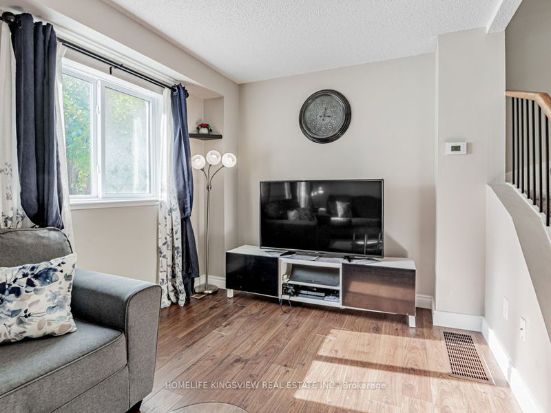  33 - 648 Gibney Cres  Newmarket, L3X 1Y1 | Image 6