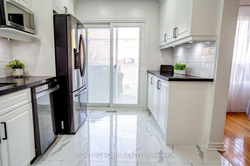 90 Ritva Crt  Richmond Hill, L4C 9R4 | Image 12