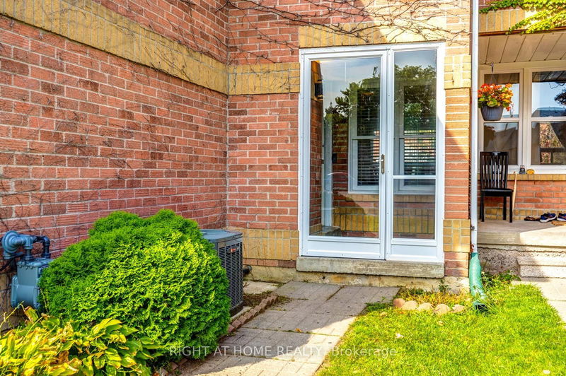 90 Ritva Crt  Richmond Hill, L4C 9R4 | Image 3